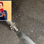 Stewardess ontdekt teennagels onder vliegtuigstoel — en doet oproep aan passagiers