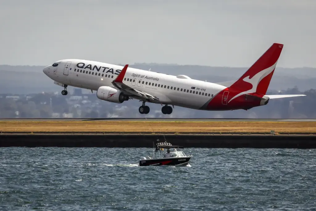 Qantas betaalt tickets terug aan passagiers na urenlang zitten in urine