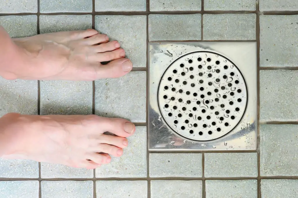 Trans man plast in de douche bij vriendin – zo reageerden zij en de rest