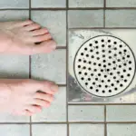 Trans man plast in de douche bij vriendin – zo reageerden zij en de rest