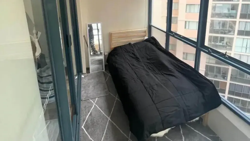 Balkon met éénpersoonsmatras te huur voor bijna €1.000 per maand: zo absurd is de woningmarkt in 2025
