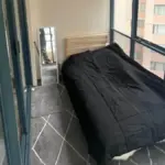 Balkon met éénpersoonsmatras te huur voor bijna €1.000 per maand: zo absurd is de woningmarkt in 2025
