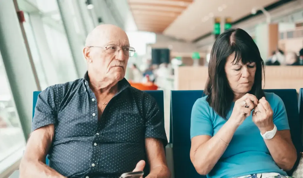 Vrouw sleept vriend voor de rechter na gemiste rit naar het vliegveld