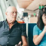 Vrouw sleept vriend voor de rechter na gemiste rit naar het vliegveld