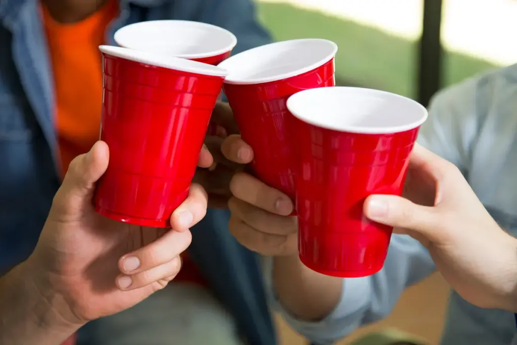 Waar zijn de lijnen op de rode Solo cup nu echt voor? Dit is de waarheid achter de mythe