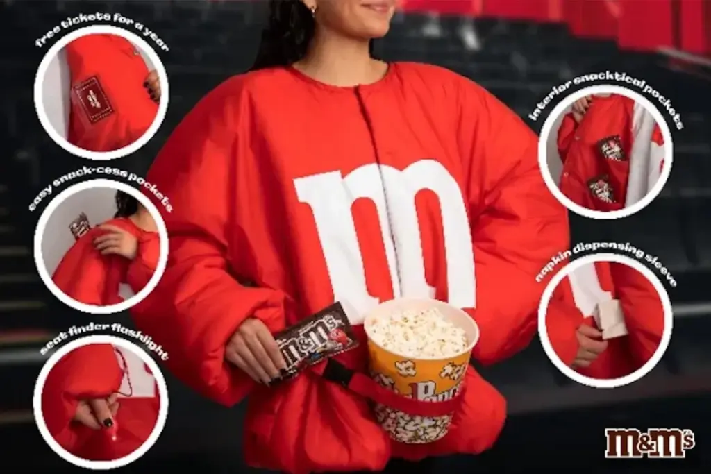 M&M’s lanceert opvallende jas met snackzakken – perfect cadeau voor snackliefhebbers deze feestdagen