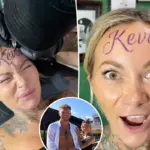 Vrouw zweert dat tattoo van vriend Kevins naam op haar voorhoofd écht is