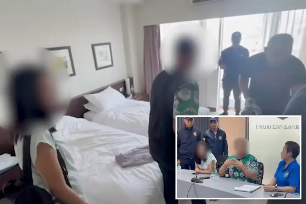 Toeristisch koppel betrapt op seks in het midden van een Thaise straat