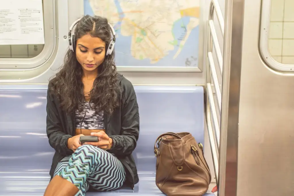Vrouw weigert op drukke trein haar plek af te staan uit angst voor intimidatie